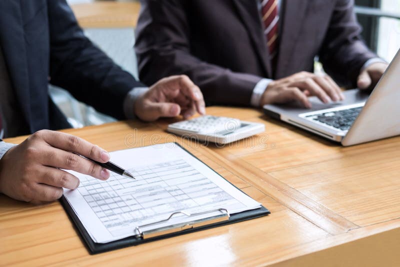 Co-Funktionskonferenz, Geschäftsteambesprechungsgeschenk, Investorkollegen, die Finanzdiagrammdaten des neuen Planes bezüglich de lizenzfreie stockfotografie Co-Funktionskonferenz, Geschäftsteambesprechungsgeschenk, Investorkollegen, die Finanzdiagrammdaten des neuen Planes bezüglich de lizenzfreie stockfotografie