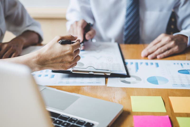 Co pracuj?ca konferencja, kierownictwo dru?yna dyskutuje mapy pracuje w wykresy i strategii biznesowej i pieni??nym planie zdjęcia royalty free Co pracuj?ca konferencja, kierownictwo dru?yna dyskutuje mapy pracuje w wykresy i strategii biznesowej i pieni??nym planie zdjęcia royalty free
