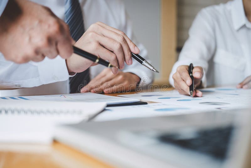 Co pracuj?ca konferencja, kierownictwo dru?yna dyskutuje mapy pracuje w wykresy i strategii biznesowej i pieni??nym planie obrazy stock Co pracuj?ca konferencja, kierownictwo dru?yna dyskutuje mapy pracuje w wykresy i strategii biznesowej i pieni??nym planie obrazy stock