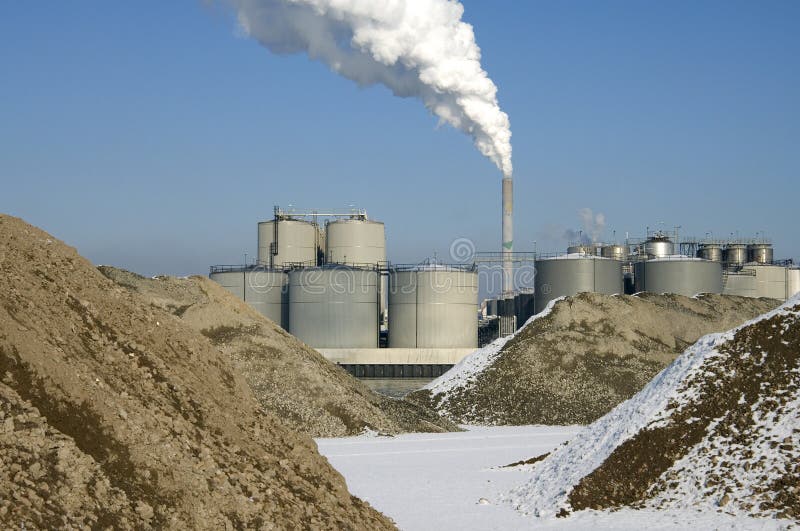 CO2-uitstoten van verwarmingspijppijp van steenkoolelektrische centrale royalty-vrije stock foto CO2-uitstoten van verwarmingspijppijp van steenkoolelektrische centrale royalty-vrije stock foto