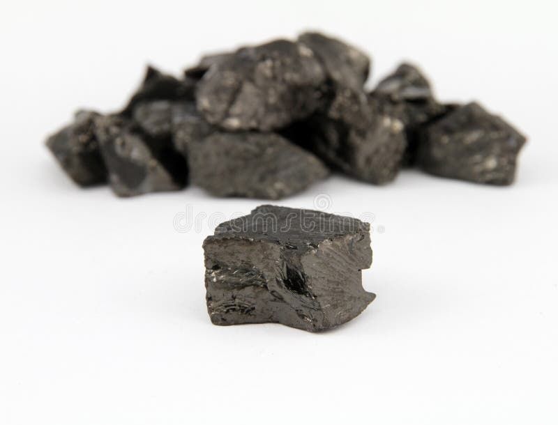 Pezzo di carbone con un mucchio di carbone sul fondo.