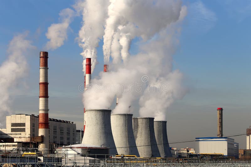 Combustione del carbone centrale elettrica con pile di fumo, Mosca, Russia.