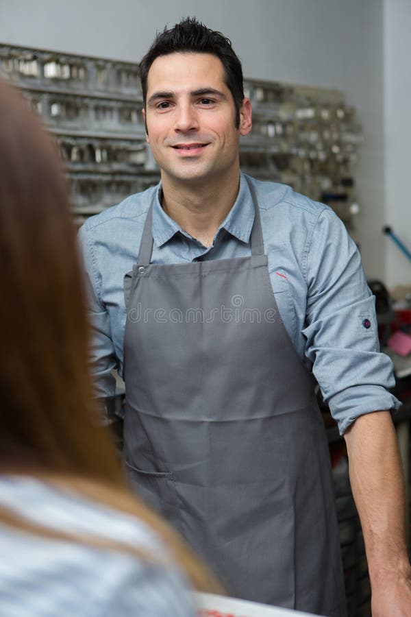 Cobbler sorrindo para o cliente fotografia de stock