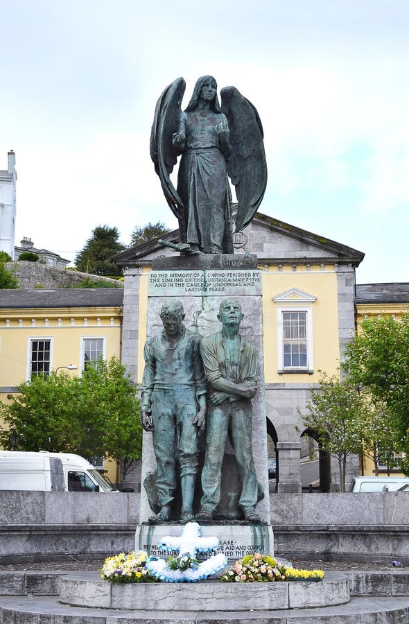 Cobh, Irlanda, estátua do memorial do Lusitania foto de stock royalty free Cobh, Irlanda, estátua do memorial do Lusitania foto de stock royalty free