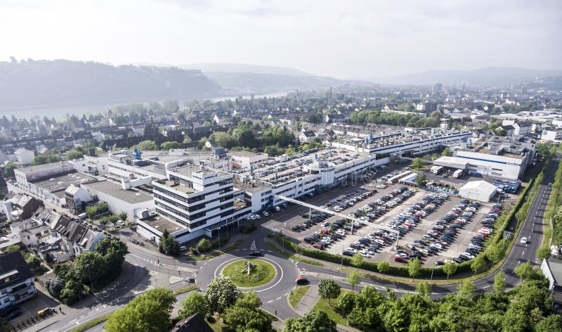 Coblence Allemagne 09 07 La vue 2017 aérienne du siège social et de l'usine de Stabilus à Coblence vous pouvez également voir des photo libre de droits Coblence Allemagne 09 07 La vue 2017 aérienne du siège social et de l'usine de Stabilus à Coblence vous pouvez également voir des photo libre de droits
