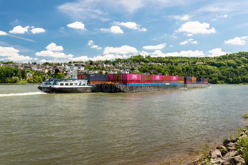 Coblenza, Alemania - 1 de junio de 2019 Dos gabarras conectadas que llevan muchos envases en el río Rhine en Alemania Occidental