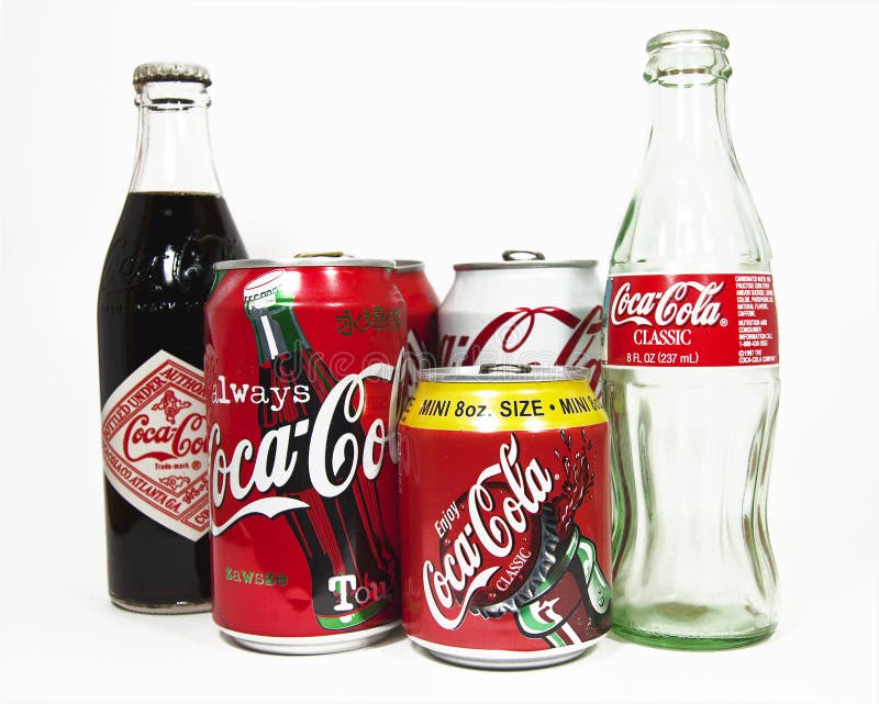 Coca-Cola-flessen en -blikjes stock foto