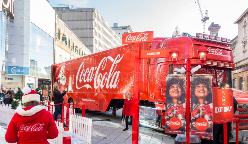 Coca Cola Christmas Truck har ankommit i Cardiff, UK arkivfoton Coca Cola Christmas Truck har ankommit i Cardiff, UK arkivfoton
