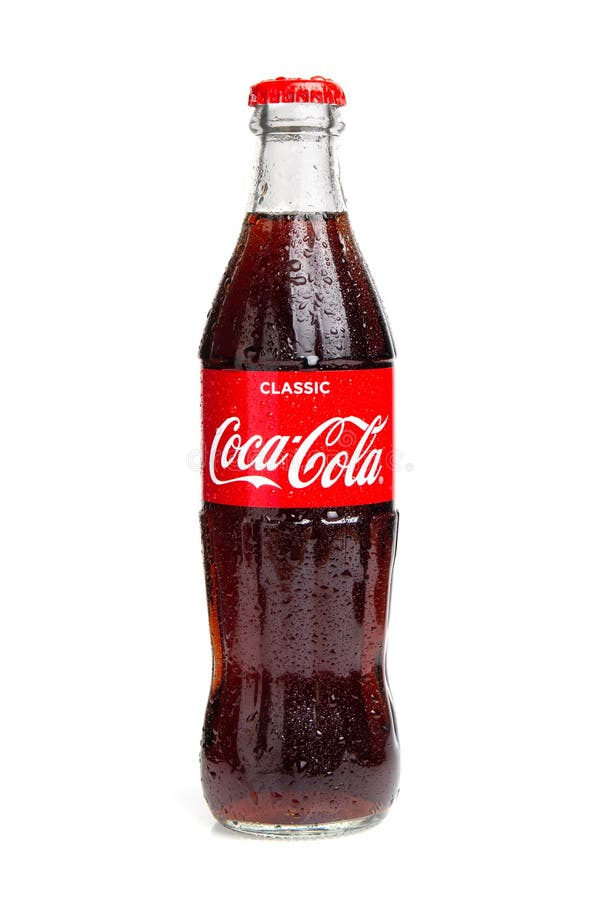 Coca cola- flaska med vatten droppar isolerade på vit bakgrund fotografering för bildbyråer