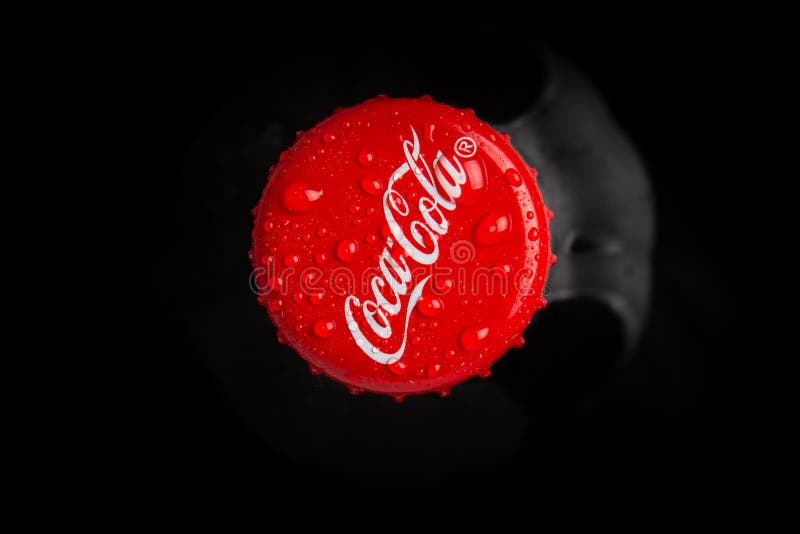 Coca Cola Flaskhatt Med Vatten Droppar Mot Svart Bakgrund Redaktionell  Arkivbild - Bild av isolerat, ledare: 165678472