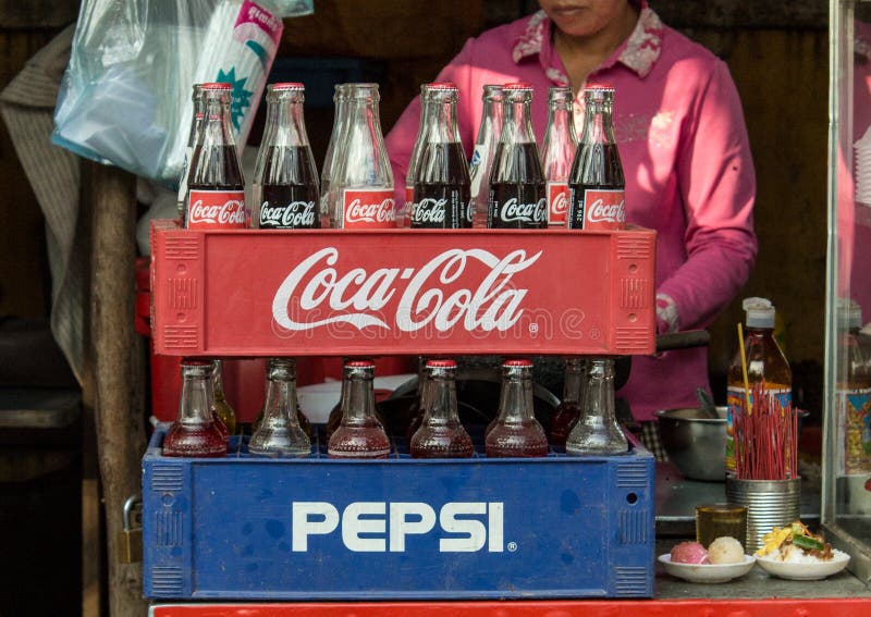 Coca-Cola- Und Pepsi-Flaschen Gestapelt Im Plastikbehälter - Vint