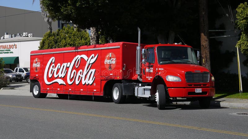 Coca - colaleveranslastbil royaltyfri foto