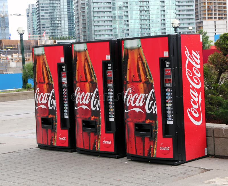 Coca - colamaskinvending arkivbild
