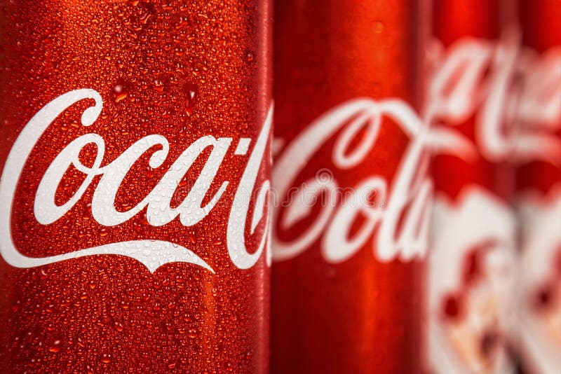 Cocacola är en kolsyrad alkoholfri dryck som säljs över hela världen arkivbild