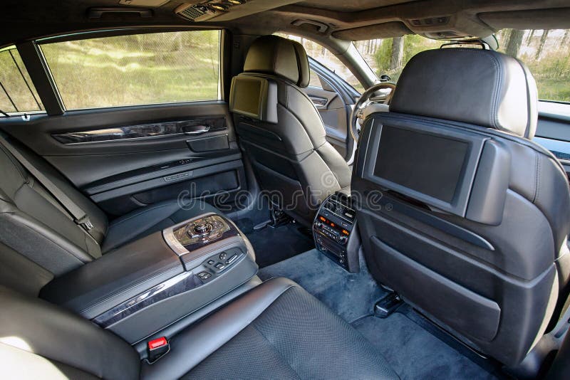 Coche adentro Interior del coche moderno de lujo del prestigio Dos exhibiciones para el pasajero de los asientos traseros con el imagen de archivo libre de regalías Coche adentro Interior del coche moderno de lujo del prestigio Dos exhibiciones para el pasajero de los asientos traseros con el imagen de archivo libre de regalías