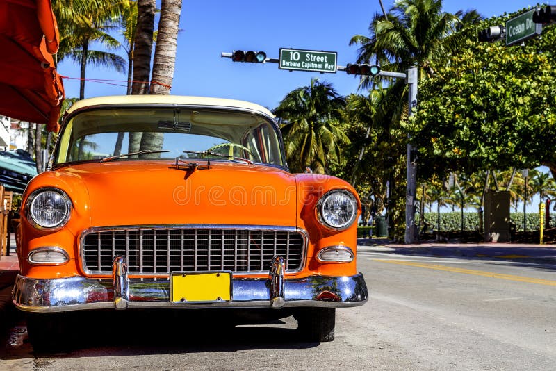 Coche americano clásico en la playa del sur, Miami. imágenes de archivo libres de regalías Coche americano clásico en la playa del sur, Miami. imágenes de archivo libres de regalías