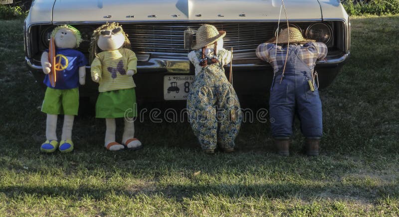 Coche antiguo de la parrilla blanca de Chrysler con las muñecas de los niños foto de archivo Coche antiguo de la parrilla blanca de Chrysler con las muñecas de los niños foto de archivo