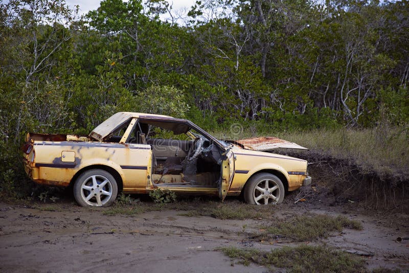 Coche arruinado abandonado dejado en el fango foto de archivo libre de regalías Coche arruinado abandonado dejado en el fango foto de archivo libre de regalías
