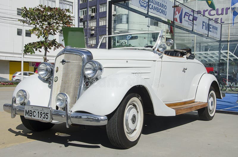 Coche blanco antiguo de Chevrolet fotografía de archivo Coche blanco antiguo de Chevrolet fotografía de archivo