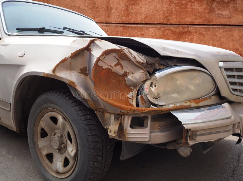 Coche da?ado despu?s de un accidente fotografía de archivo libre de regalías Coche da?ado despu?s de un accidente fotografía de archivo libre de regalías