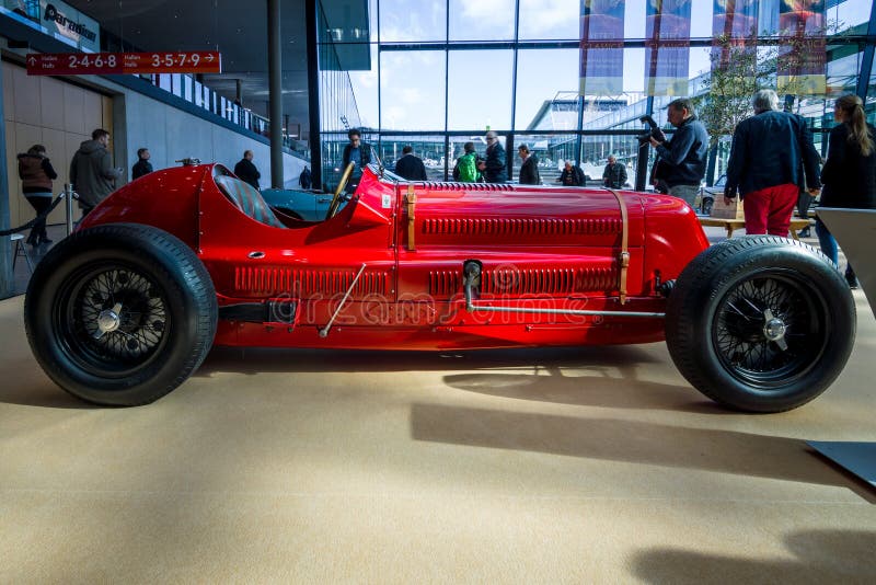 STUTTGART, ALEMANIA - 2 DE MARZO DE 2017: Coche de competición Maserati 6C-34, 1934 ` RETRO de las OBRAS CLÁSICAS del coche del ` s de Europa del ` clásico más grande de la exposición