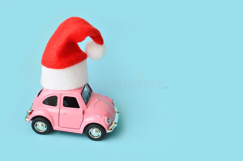 Coche De Juguete Rosa En El Sombrero De Santa Claus Sobre Fondo Azul. Concepto De Celebración Del Año Nuevo. Año Nuevo, Navidad Foto de archivo - Imagen de navidad, fondo: 157501166