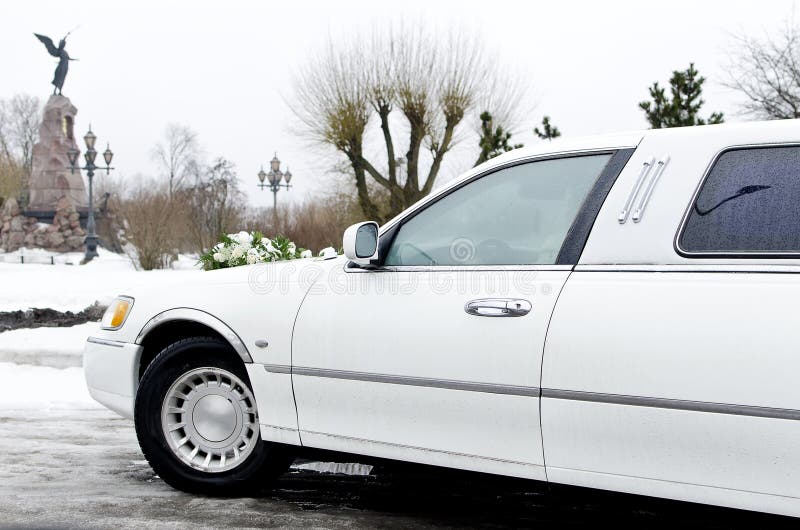 Coche de la boda con las flores. fotografía de archivo libre de regalías Coche de la boda con las flores. fotografía de archivo libre de regalías