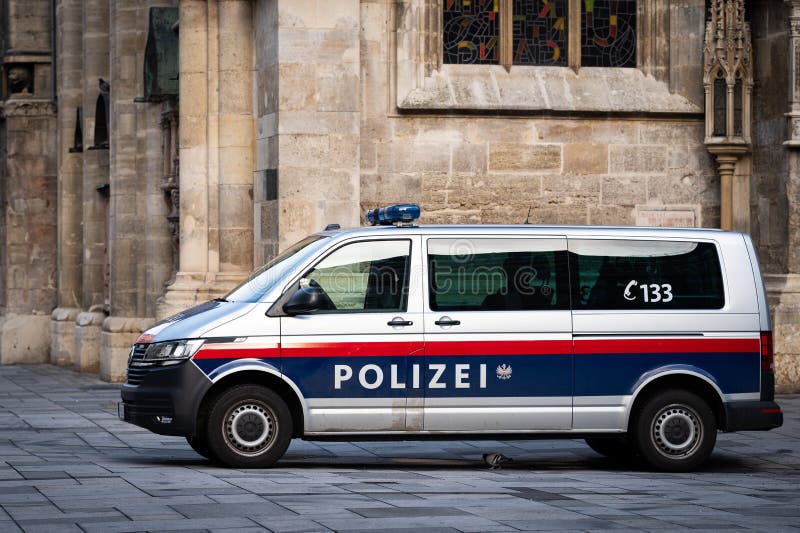 Coche de la policía austriaca en un día nublado en invierno imagen de archivo