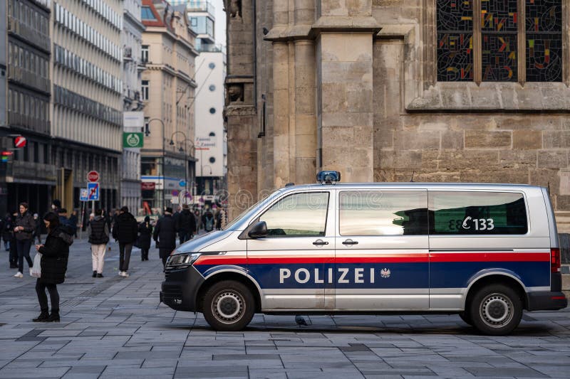 Coche de la policía austriaca en un día nublado en invierno imagenes de archivo