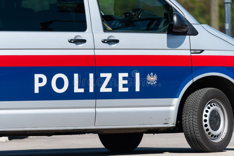 Coche de la policía austriaca en un día soleado en verano fotografía de archivo