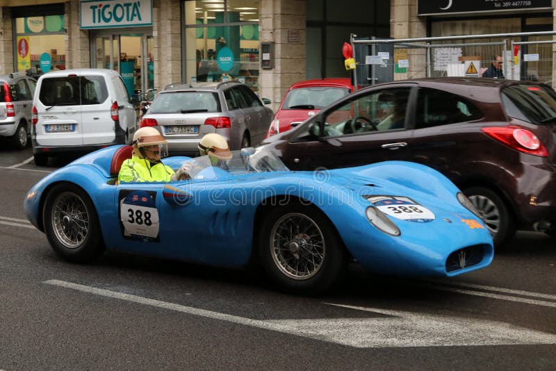 Coche de Maserati, Mille Miglia, carrera de coches histórica, Módena, mayo de 2019 imagen de archivo Coche de Maserati, Mille Miglia, carrera de coches histórica, Módena, mayo de 2019 imagen de archivo