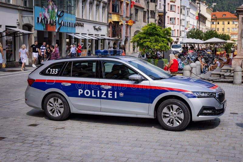 Coche de policía austriaco en la ciudad de innsbruck innsbruck austria europe july 29 2021 fotografía de archivo libre de regalías