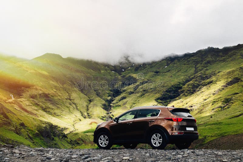 Coche de SUV Concepto del viaje con el deporte grande 4x4 y coche moderno en montañas islandia fotos de archivo Coche de SUV Concepto del viaje con el deporte grande 4x4 y coche moderno en montañas islandia fotos de archivo