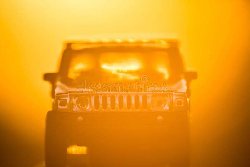Coche de Suv en la puesta del sol anaranjada fotografía de archivo libre de regalías Coche de Suv en la puesta del sol anaranjada fotografía de archivo libre de regalías
