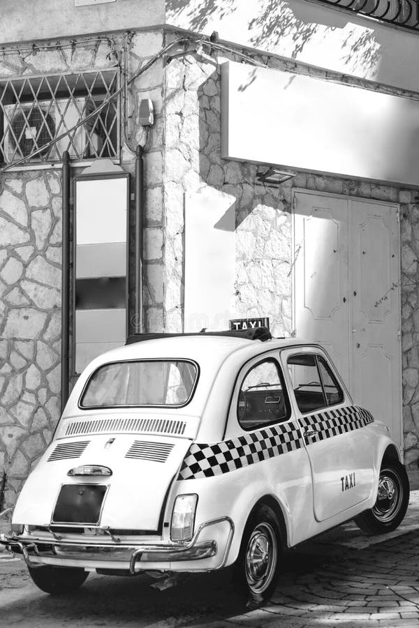 Coche divertido del pequeño taxi retro italiano clásico, viaje, viaje y turismo, Italia, imagen vertical blanco y negro imagenes de archivo Coche divertido del pequeño taxi retro italiano clásico, viaje, viaje y turismo, Italia, imagen vertical blanco y negro imagenes de archivo