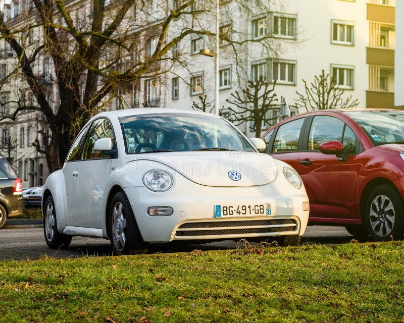 Coche elegante de VW Volkswagen Beetle prked en ciudad imágenes de archivo libres de regalías Coche elegante de VW Volkswagen Beetle prked en ciudad imágenes de archivo libres de regalías