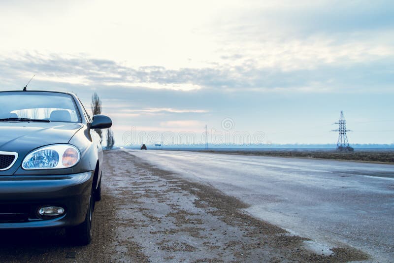 Coche en las líneas laterales imágenes de archivo libres de regalías Coche en las líneas laterales imágenes de archivo libres de regalías