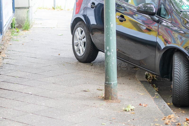 Conductor se venga de automovilista que dejó su carro mal estacionado