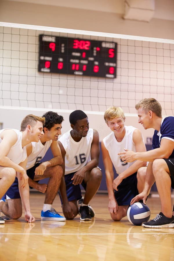 Coche masculino de Team Having Team Talk From del voleibol de la High School secundaria fotos de archivo Coche masculino de Team Having Team Talk From del voleibol de la High School secundaria fotos de archivo