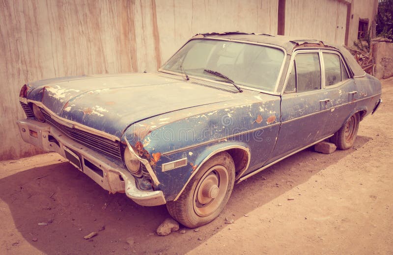 Coche oxidado viejo fotografía de archivo libre de regalías Coche oxidado viejo fotografía de archivo libre de regalías