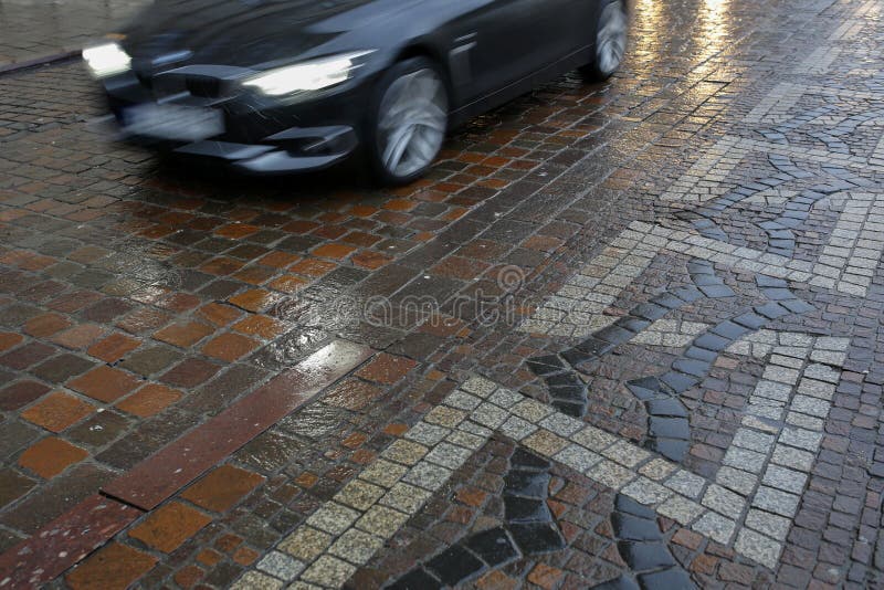Coche que apresura durante la lluvia fotografía de archivo Coche que apresura durante la lluvia fotografía de archivo