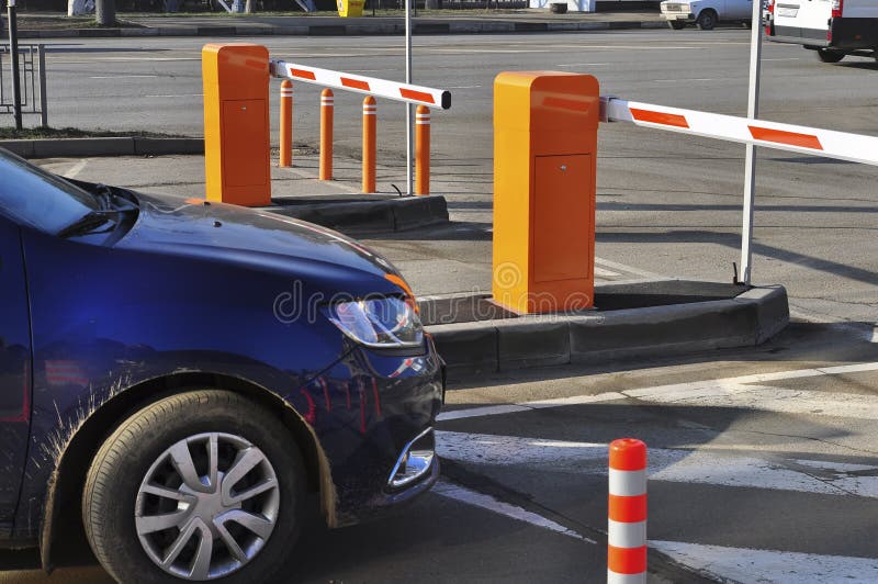Coche que emerge de un estacionamiento pagado fotos de archivo libres de regalías Coche que emerge de un estacionamiento pagado fotos de archivo libres de regalías
