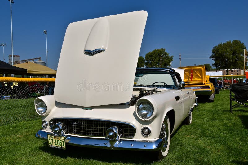 1956 coche restaurado Ford Thunderbird imágenes de archivo libres de regalías 1956 coche restaurado Ford Thunderbird imágenes de archivo libres de regalías