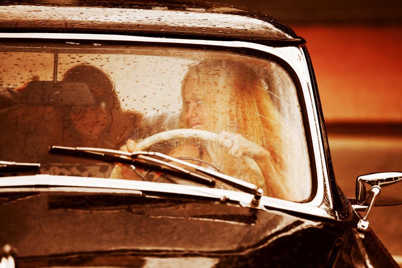 Coche retro en la lluvia. fotografía de archivo Coche retro en la lluvia. fotografía de archivo