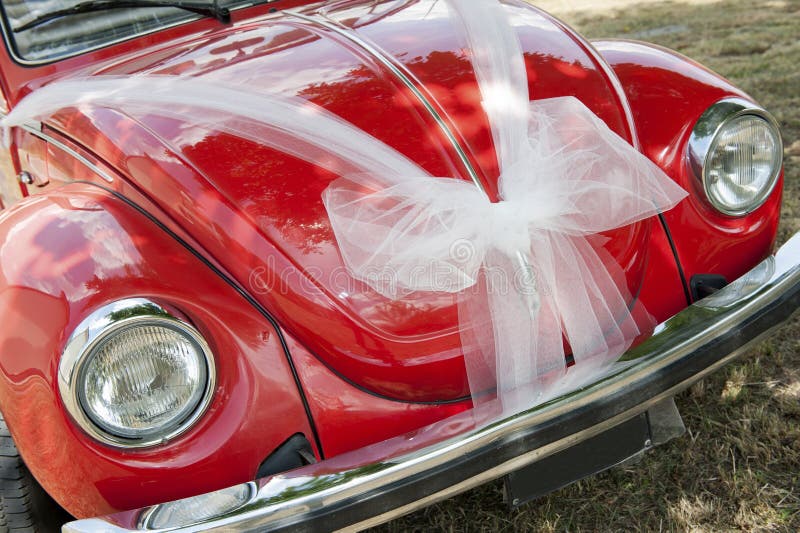 Coche rojo de la boda imágenes de archivo libres de regalías Coche rojo de la boda imágenes de archivo libres de regalías