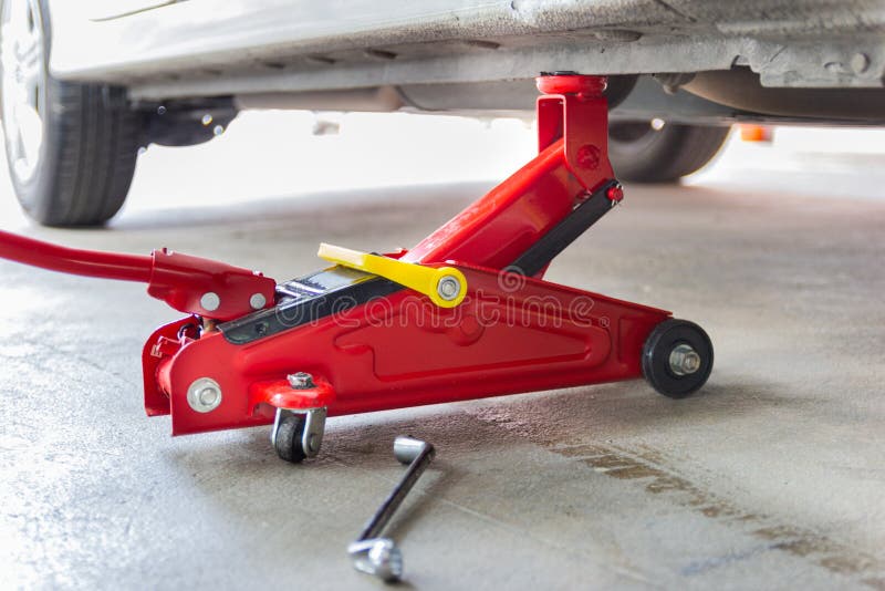Coche rojo del gato de la herramienta para el mantenimiento del control de la reparación fotografía de archivo libre de regalías Coche rojo del gato de la herramienta para el mantenimiento del control de la reparación fotografía de archivo libre de regalías