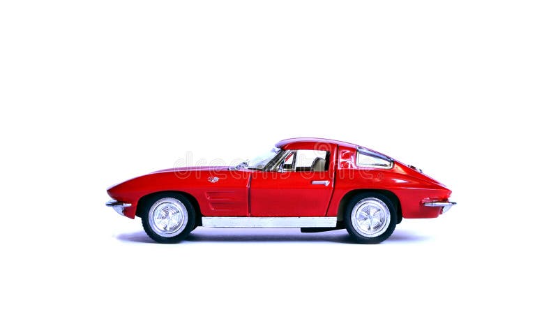 Coche rojo del juguete aislado en el fondo blanco imagenes de archivo Coche rojo del juguete aislado en el fondo blanco imagenes de archivo
