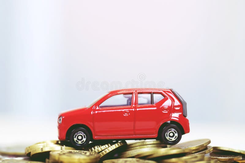 Coche rojo del pequeño juguete sobre muchas monedas apiladas dinero para las finanzas de los costes de los cr?ditos bancarios imágenes de archivo libres de regalías Coche rojo del pequeño juguete sobre muchas monedas apiladas dinero para las finanzas de los costes de los cr?ditos bancarios imágenes de archivo libres de regalías