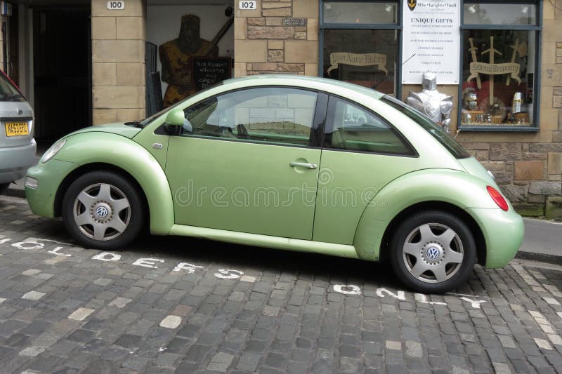 Coche verde claro de Volkswagen New Beetle imagen de archivo Coche verde claro de Volkswagen New Beetle imagen de archivo