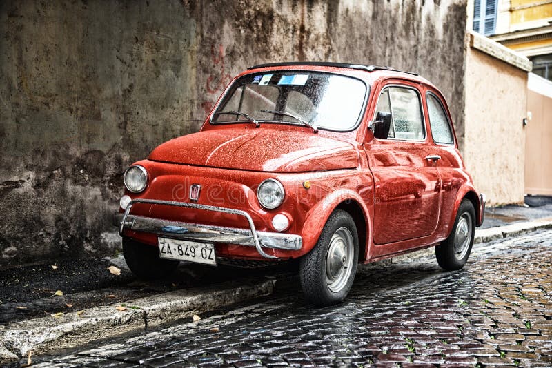Coche viejo en la calle de Roma foto de archivo Coche viejo en la calle de Roma foto de archivo